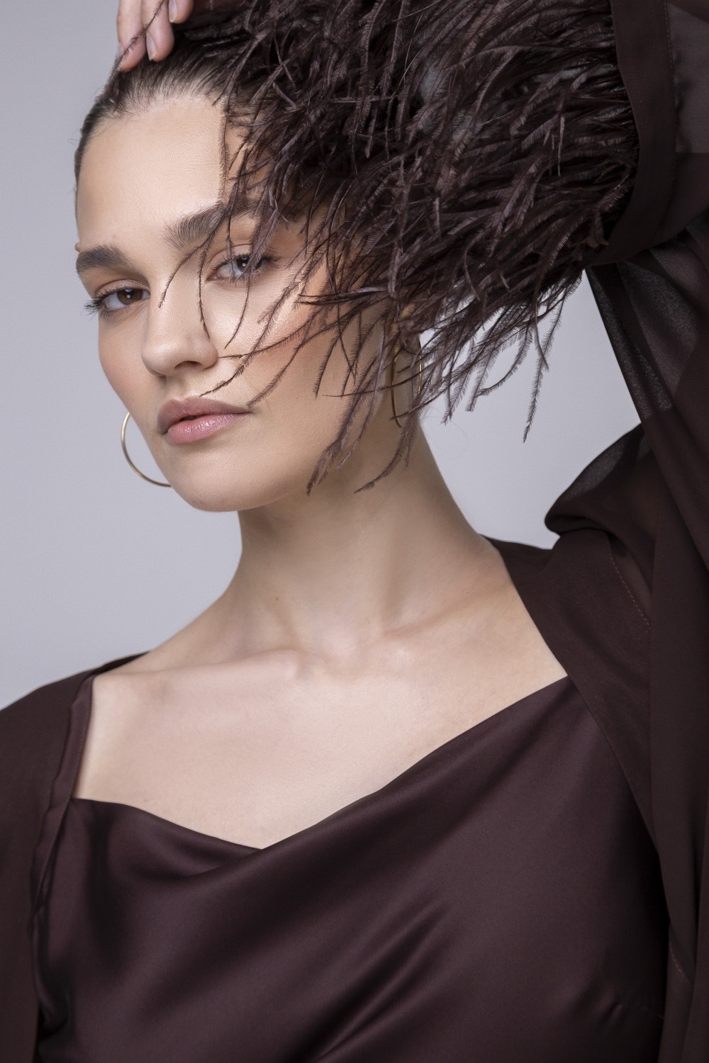 Накидка из шифона с перьями, горький шоколад