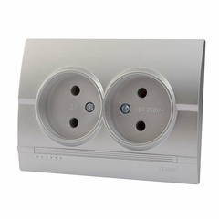 DERIY 702 2828 127 Розетка 2-ая с/з., серебристый металлик керамика