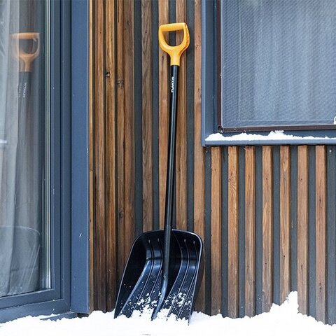 Лопата для уборки снега с алюминиевым черенком Plantic Snow