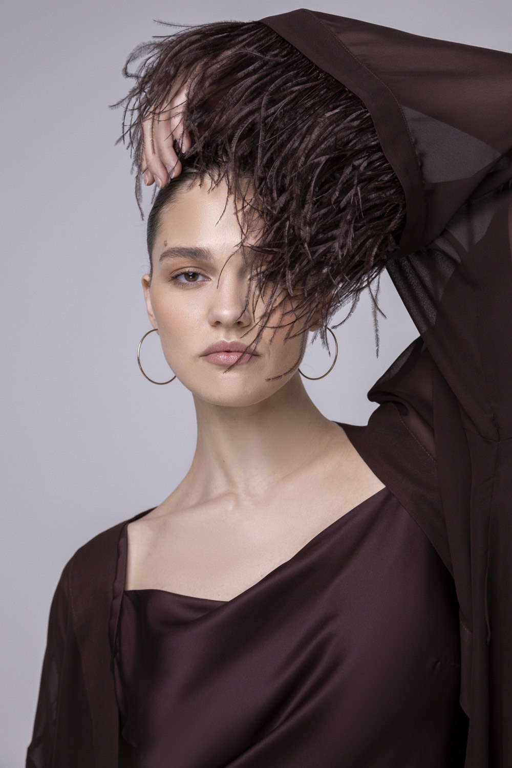 Накидка из шифона с перьями, горький шоколад