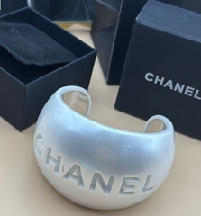 braslet-manzheta-shirokij-chanel-belyj-perlamutr