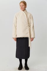 Зимняя куртка на запах из молочной бархатистой мембраны