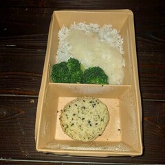 Гречка зеленая с котлетой куриной / 300 гр