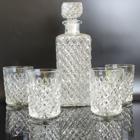 Набор штоф и 4 стакана для крепких напитков, чешское стекло, изящный резной геометрический орнамент, (объём -? мл), винтаж