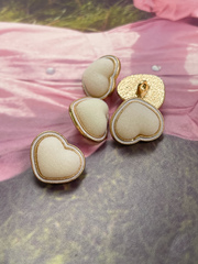 Пуговицы Сердечки бархатные молочные