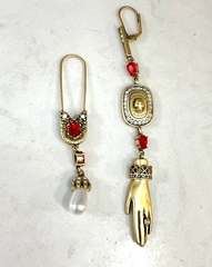 20434 -Серьги ассиметричные с подвесками рука+булавка Alexander MCQueen