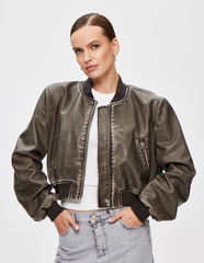 Куртка-бомбер из экокожи на резинке