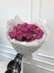 Моно букет из яркой кустовой пионовидной розы