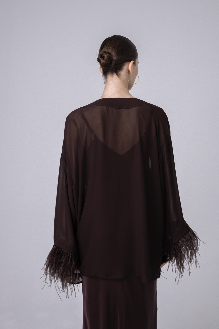Накидка из шифона с перьями, горький шоколад