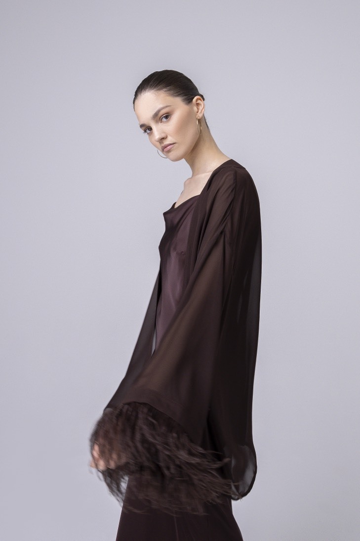 Накидка из шифона с перьями, горький шоколад