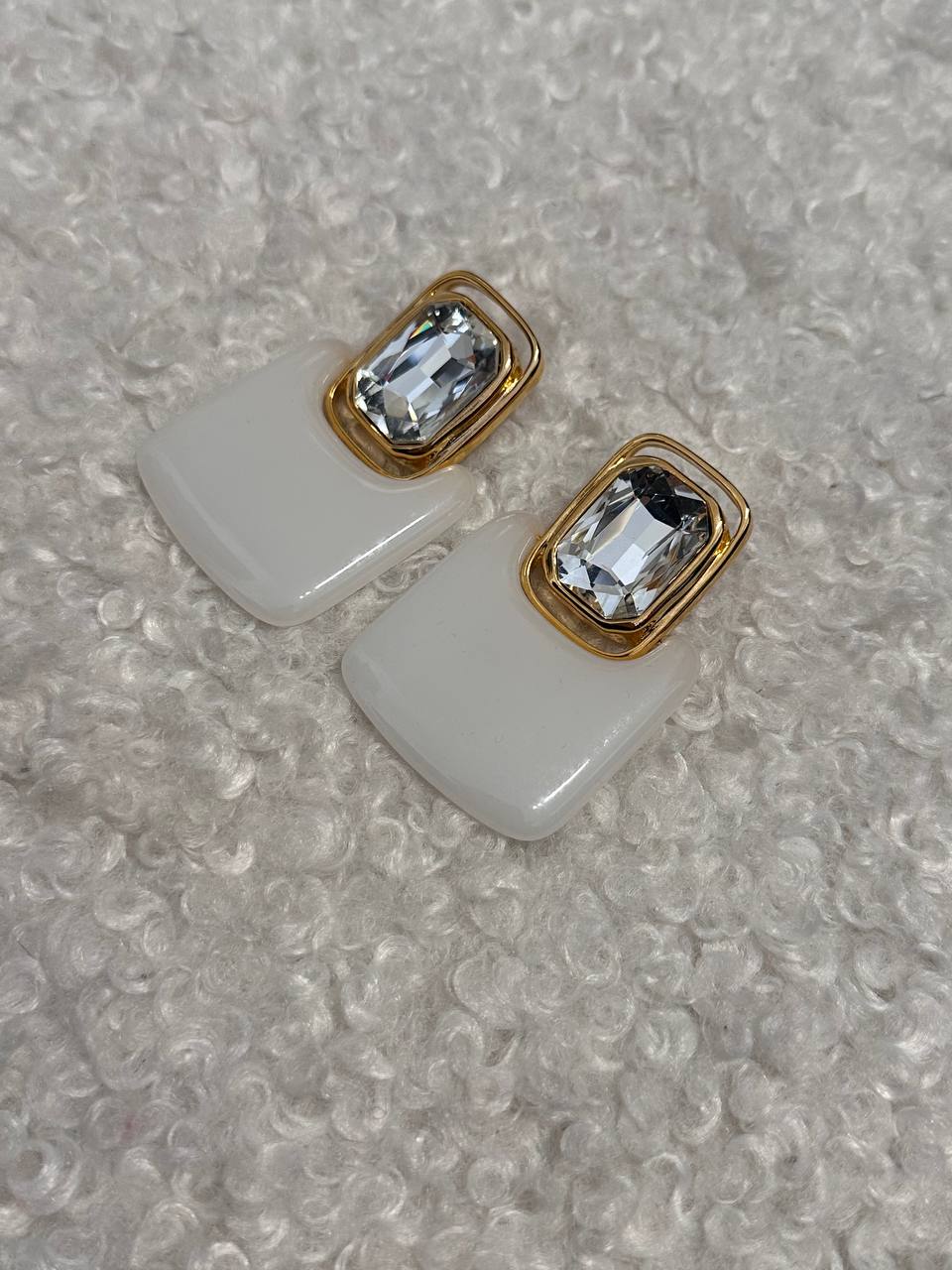 Серьги с камнем и молочным литьем