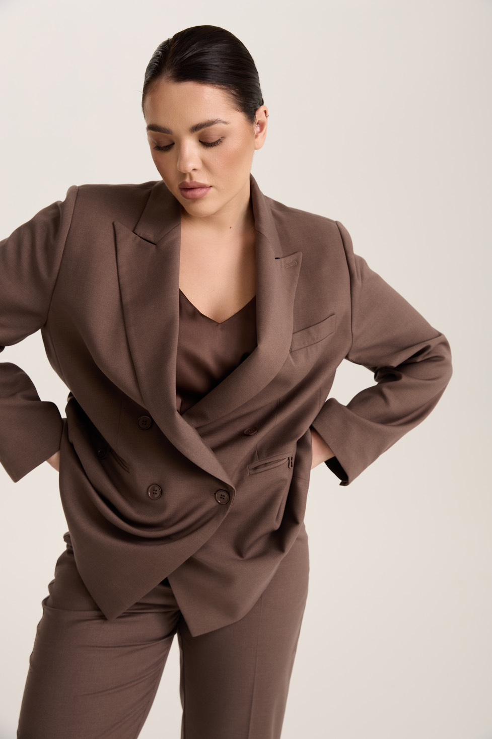 Жакет двубортный с имитацией пояса, мокко