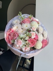 Букет из кустовых роз, кустовых диантусов, маттиолы и хризантемы