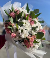 Нежный букет кустовых хризантем и альстромерий