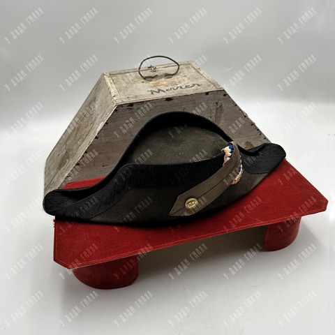 Французская офицерская двууголка (bicorne) в деревянном кофре периода Второй Империи. 1852-1870 г.