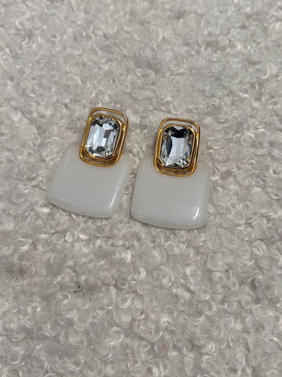 Серьги с камнем и молочным литьем