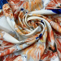 Платок из шерсти  крупные цветы на молочном фоне 88*88 арт.П10