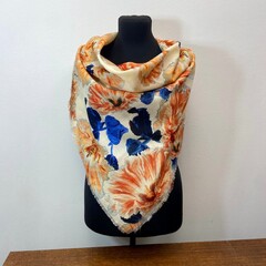 Платок из шерсти  крупные цветы на молочном фоне 88*88 арт.П10