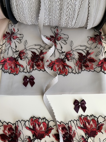 Вышивка на сетке бежевая/слива (левая) 14 см