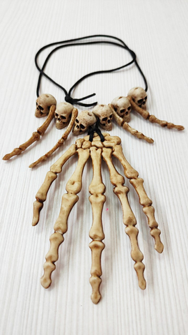 Ожерелье, Рука скелета черепами, пластик, 12,5 см, 1 шт.