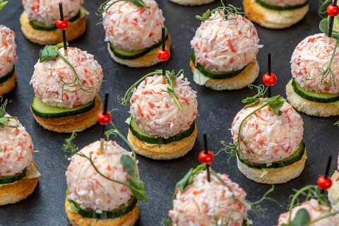 Канапе крабовый шарик со свежим огурцом, 20 шт.