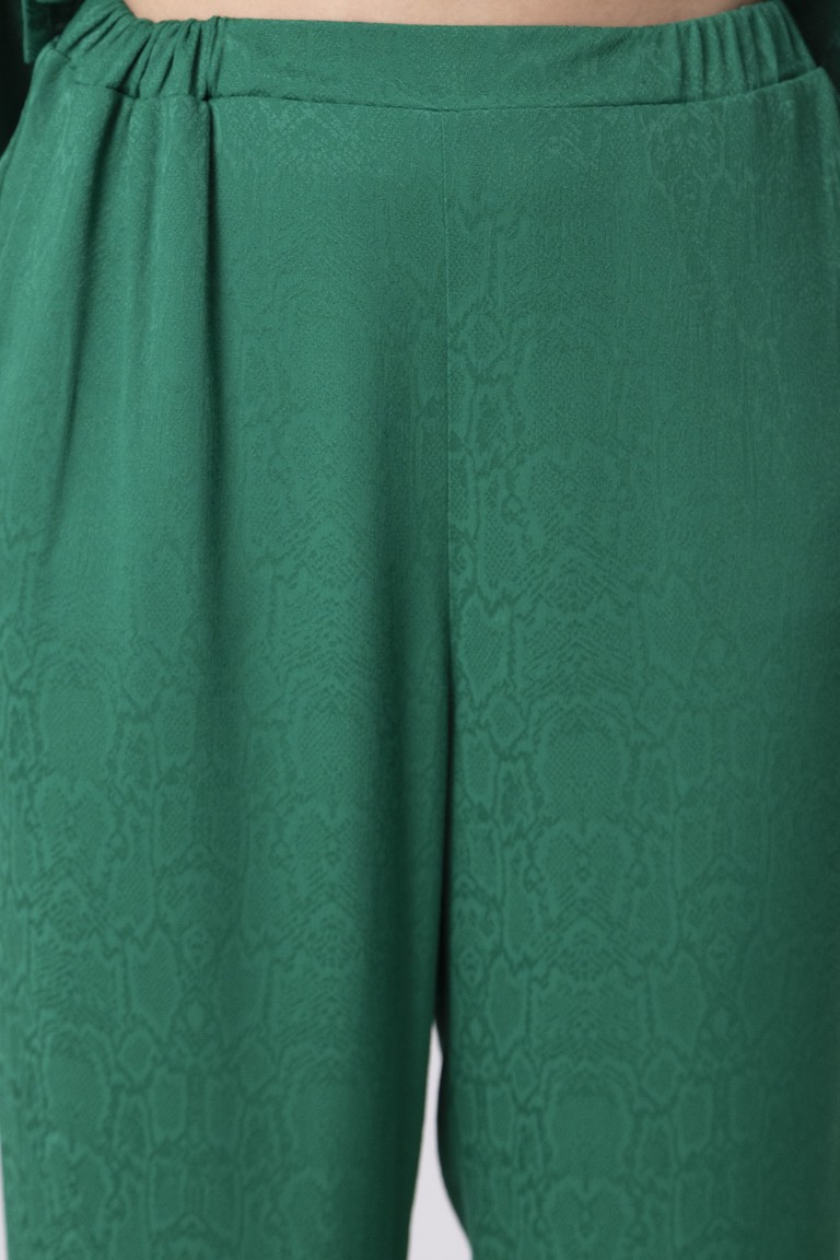Костюм в пижамном стиле с перьями, зеленый