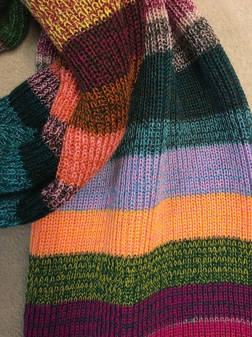 Классический двойной шарф с разноцветными полосками различного размера.