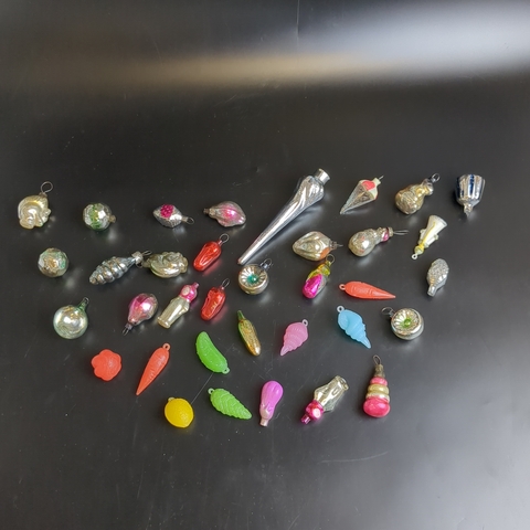 Ёлочные игрушки набор из 35 малюток игрушек (9 колкий пластик и 26 стекло), разные, Снегурочка, шарики, снеговик, белочка, космонавт и др, винтаж СССР 1950-1980 гг