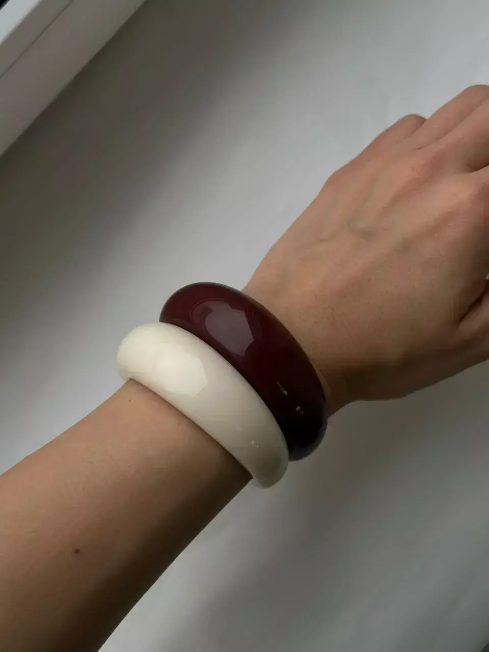 Браслет из смолы полукруг в молочном цвете