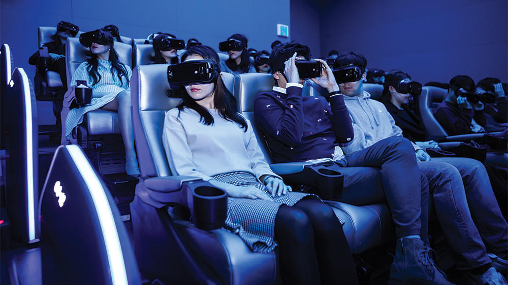 Виар видео страшное. VR кинотеатр. Кинотеатр виртуальной реальности. VR технологии в киноиндустрии. VR реальность.