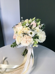 Свадебный букет из диантусов, лизиантуса, кустовых пионовидных и одноголовых роз