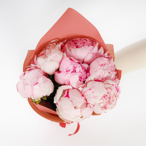 Букет 7 нежно-розовых пионов в упаковке