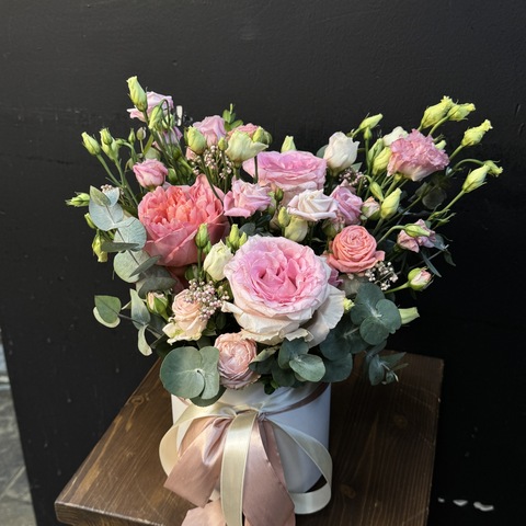 Бокс с розами и эустомой