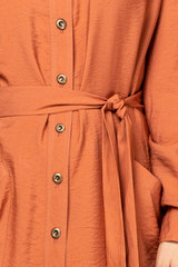 Терракотовое платье-рубашка из жатой ткани
