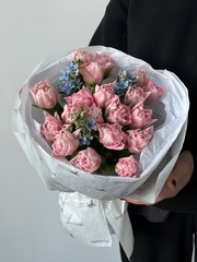 Букет из 19 розовых пионовидных тюльпанов и голубого оксипеталума