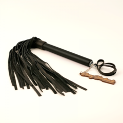 Плеть из натуральной кожи с черной ручкой