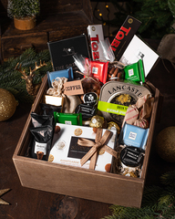 Подарочный набор сладостей в деревянном ящике в форме 