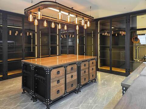 Проект №86: Сигарная с характером. Лофт, шкафы со стеклянными дверцами и деревянные полки