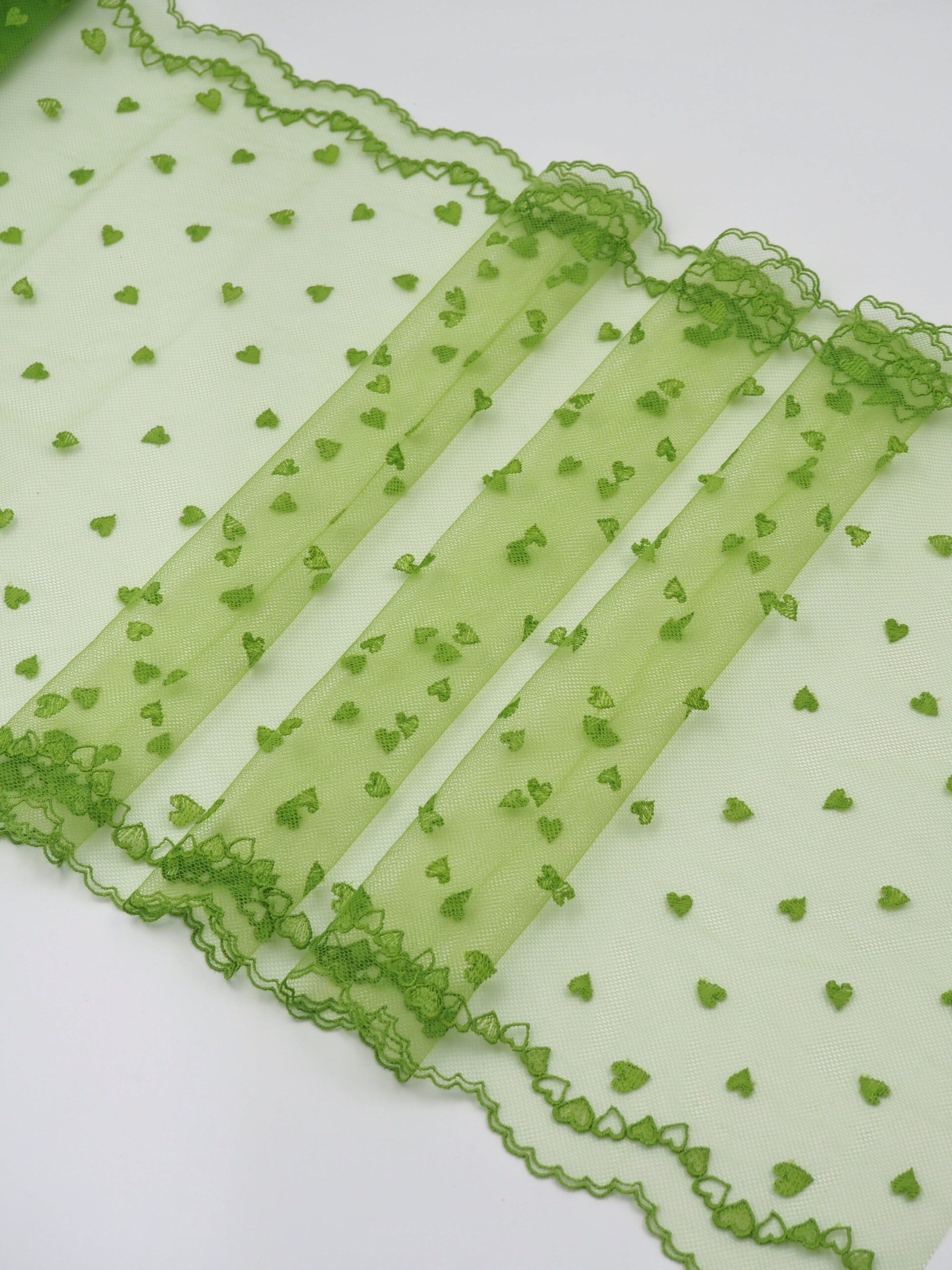 Вышивка на сетке салатовая с сердечками неэластичная ширина 31 см