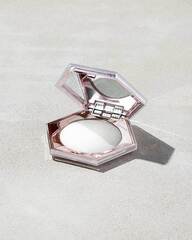 Хайлайтер Fenty Beauty Diamond Bomb How Many Carats 01