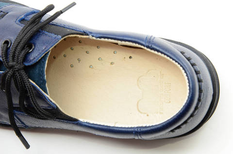 Ботинки для мальчиков кожаные Лель (LEL) на шнурках, цвет темно синий. Изображение 12 из 13.