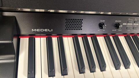 Medeli CDP5200 - Фортепиано цифровое, молоточковая механика, полифония 64, 500 тембров,3 педали, стой