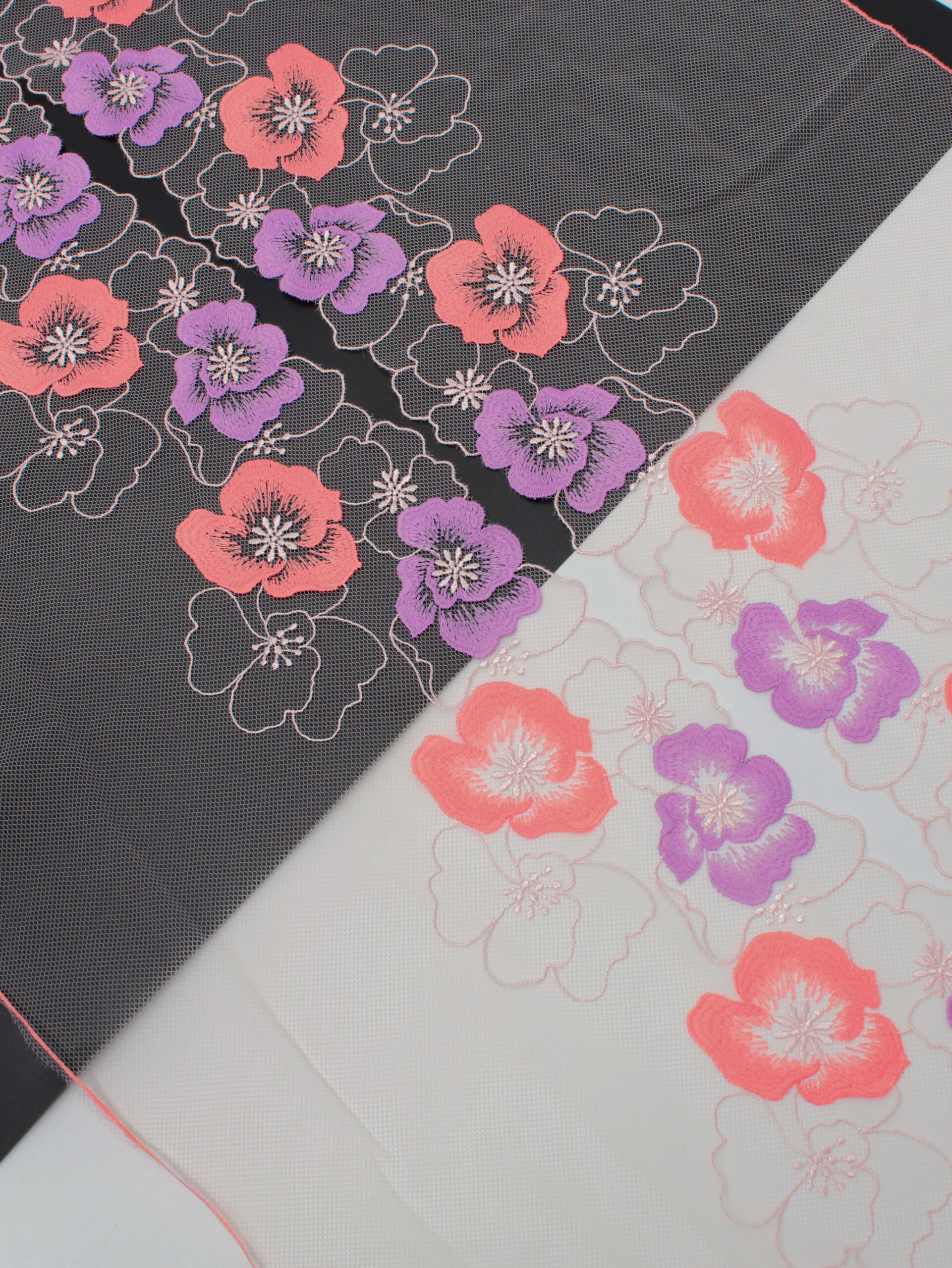 Вышивка на сетке серебристый пион с яркой лавандой и коралловым ширина 22 см (2 стороны)