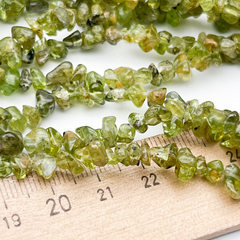 Хризолит крошка бусины, размер около 3-6 мм, цена за нить 38 см