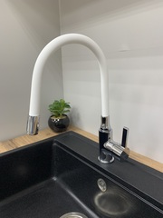 Смеситель для кухни с силиконовым изливом белого цвета Accoona A9890G,