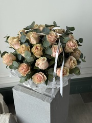 Цветочная корзина из роз и эвкалипта размер M