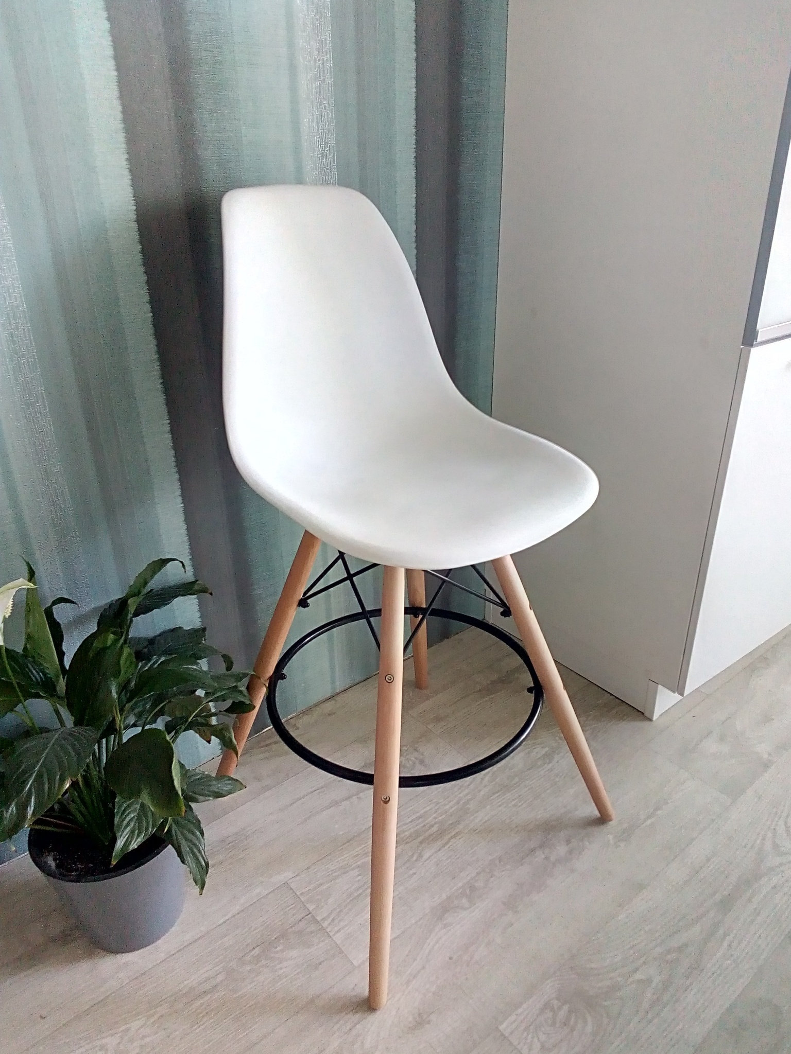 Белый стул со столом с цветами в гостиной