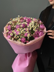 Букет кустовых роз и ромашек «Мечты в цветах»