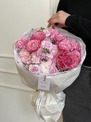 Букет из кустовых пионовидных роз, хризантемы в розовом оттенке и маттиолы