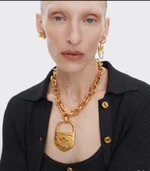 Колье в стиле Schiaparelli с подвеской в виде замка